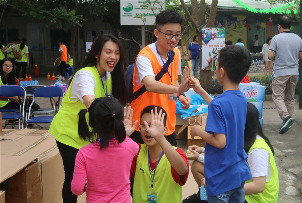 Bạn Mai Hương (ngoài cùng bên trái) hỗ trợ các bé trong trò “Đường hầm xuyên không”.