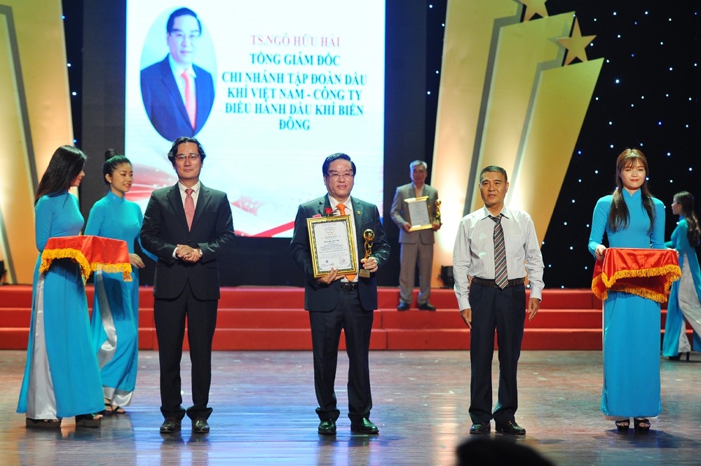 TS. Ngô Hữu Hải - Tổng Giám đốc BIENDONG POC được trao giải thưởng Nhà lãnh đạo tiêu biểu ASEAN 2019 (Ảnh Hoàng Sanh) 