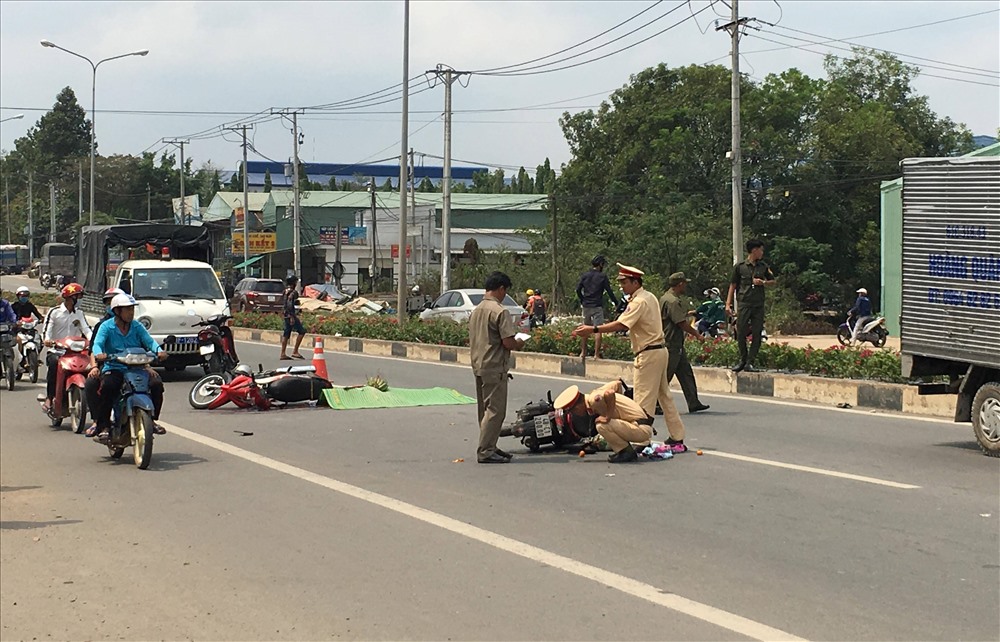Công an thị xã Tân Uyên khám nghiệm hiện trường vụ tai nạn khiến 1 người tử vong 3 người khác bị thương.