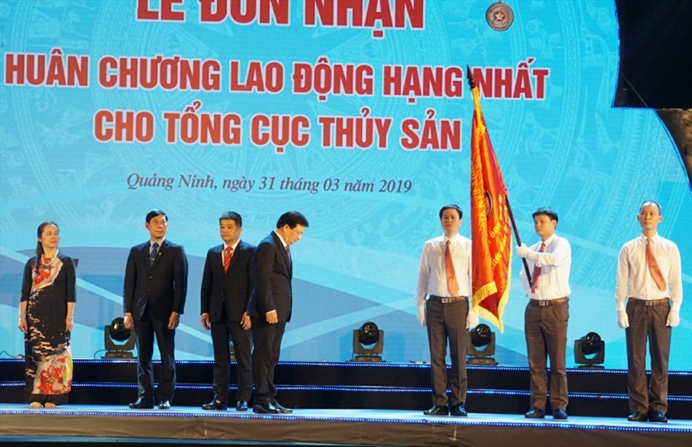 Phó Thủ tướng trao tặng Huân chương Lao Động hạng Nhất cho Tổng cục Thủy sản (Bộ NNPTNT). Ảnh: Ng.Dương