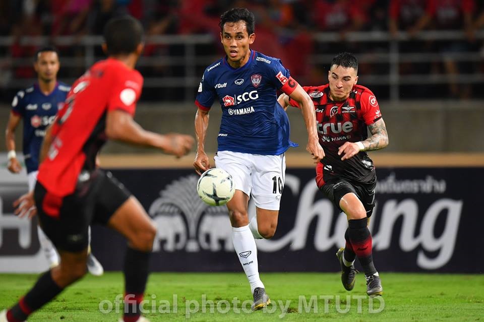 Đội trưởng Dangda cùng các đồng đội đang trình diễn một lối chơi thiếu hiệu quả và mờ nhạt tại Thai League 2019. Ảnh: Muangthong United FC