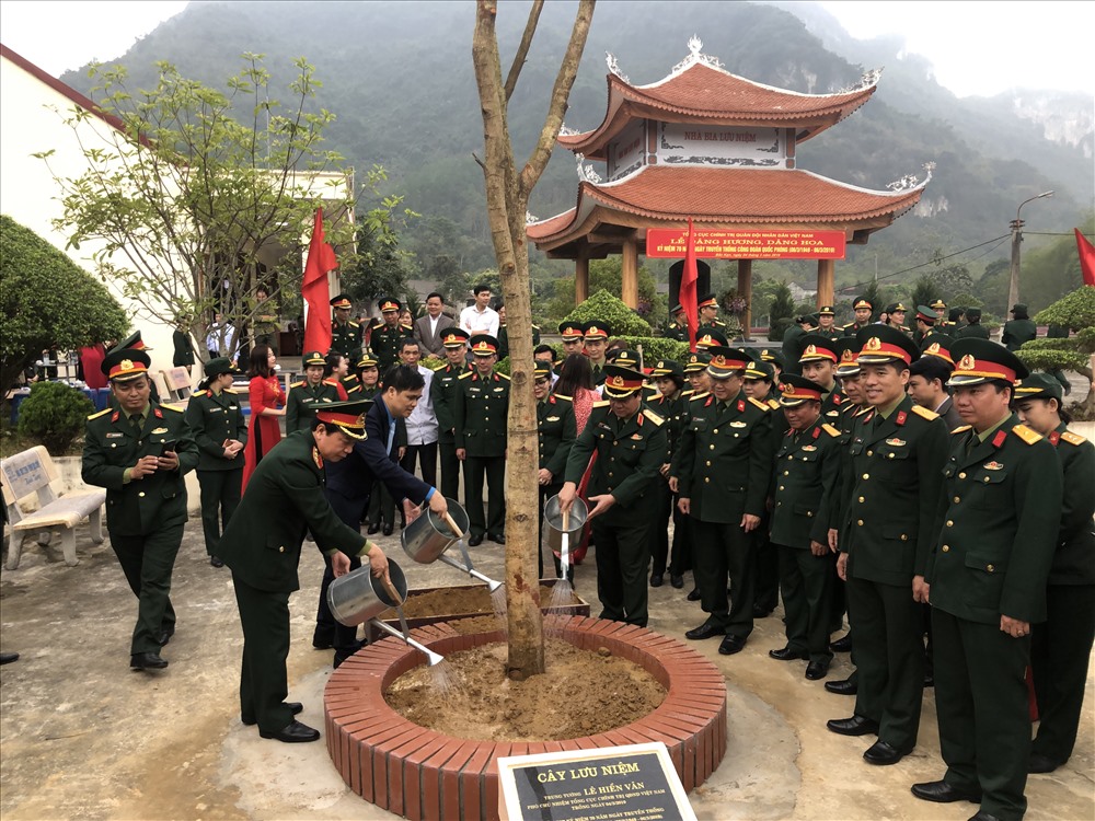 Các đại biểu trồng cây tại khuôn viên khu lưu niệm CĐ sản xuất vũ khí Việt Nam.