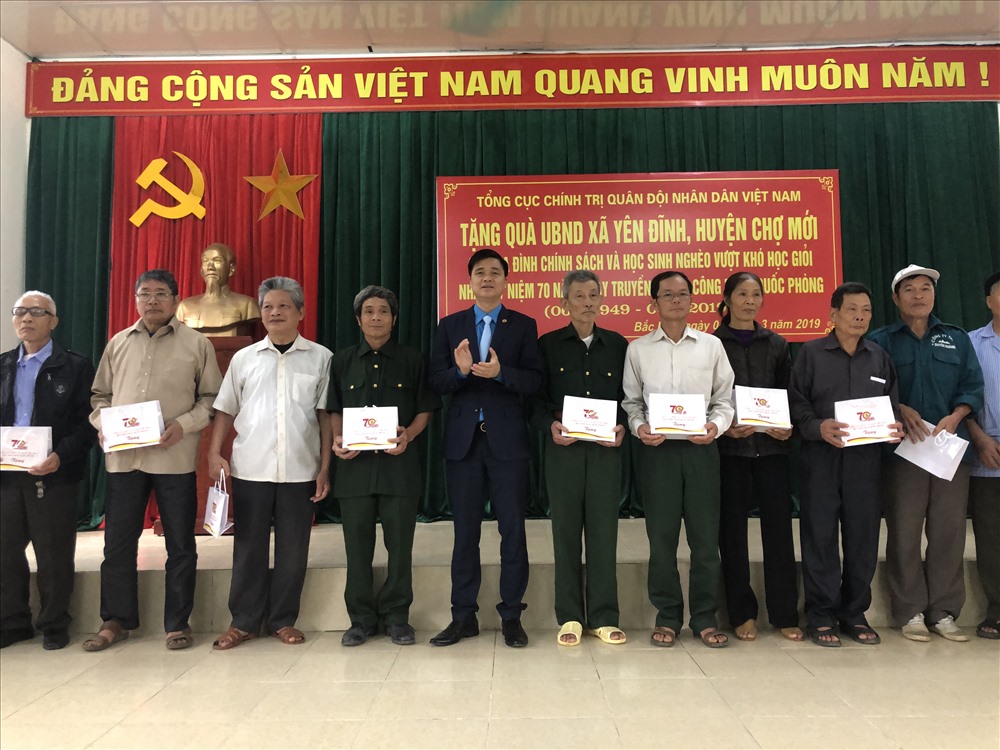 Phó Chủ tịch Tổng LĐLĐVN Ngọ Duy Hiểu (giữa) trao quà cho nhân dân địa phương trong chuyến hành trình về nguồn của Tổng cục Chính trị tổ chức.