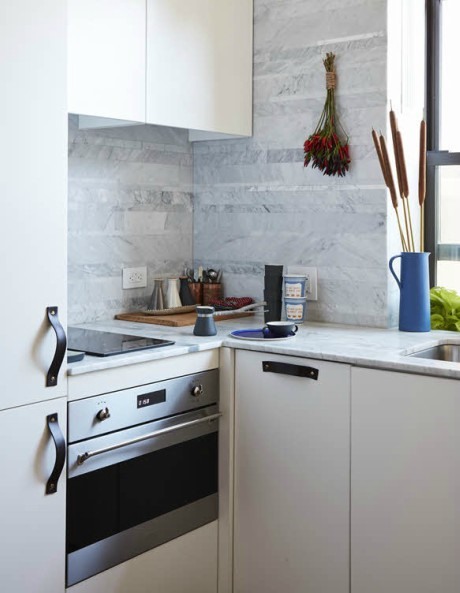 Nhà bếp, nhà vệ sinh được thiết kế tối giản, sử dụng các vật liệu thân thiện với môi trường.