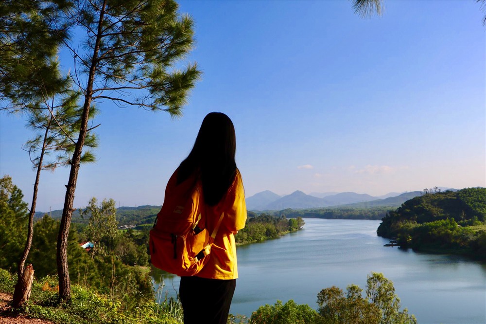 Vì nơi đây không phải điểm tham quan du lịch quá phổ biến nên không gặp cảnh người chen người. Lác đác chỉ vài bạn trẻ yêu thích khám phá những điểm mới lạ, hoặc được dân bản xứ dẫn đường. Chính điều đó giúp nơi này giữ nguyên vẻ yên bình tĩnh lặng, êm đềm đúng chất Huế mộng mơ. Ảnh: PĐ.