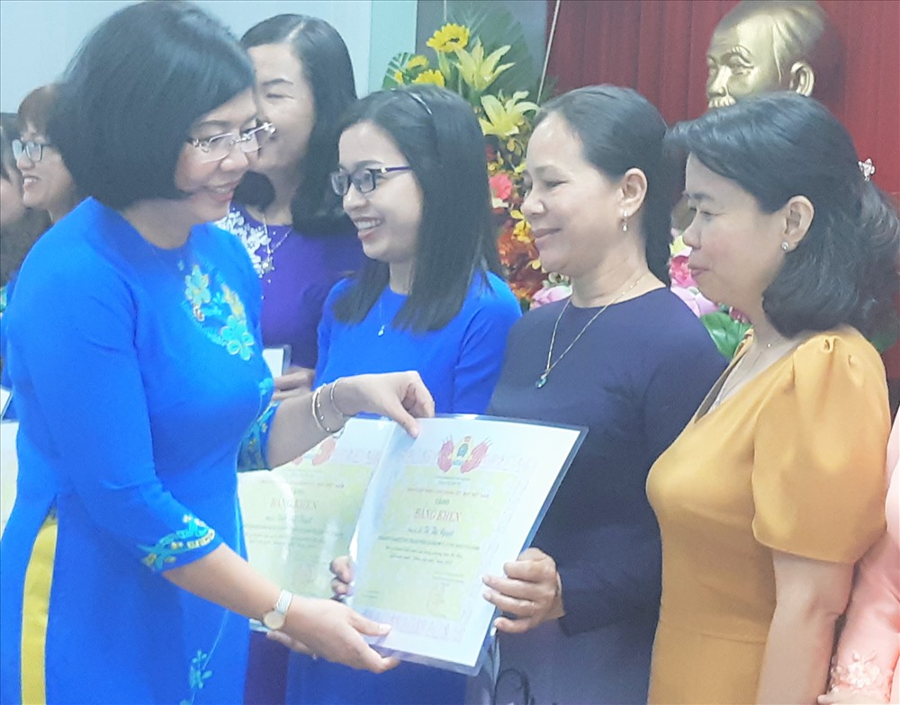 Bà Nguyễn Thị Thủy, Phó Chủ tịch CĐ Dệt may Việt Nam, trao Bằng khen cho các cá nhân “Giỏi việc nước - Đảm việc nhà” tại đầu cầu TPHCM. Ảnh Đức Long.