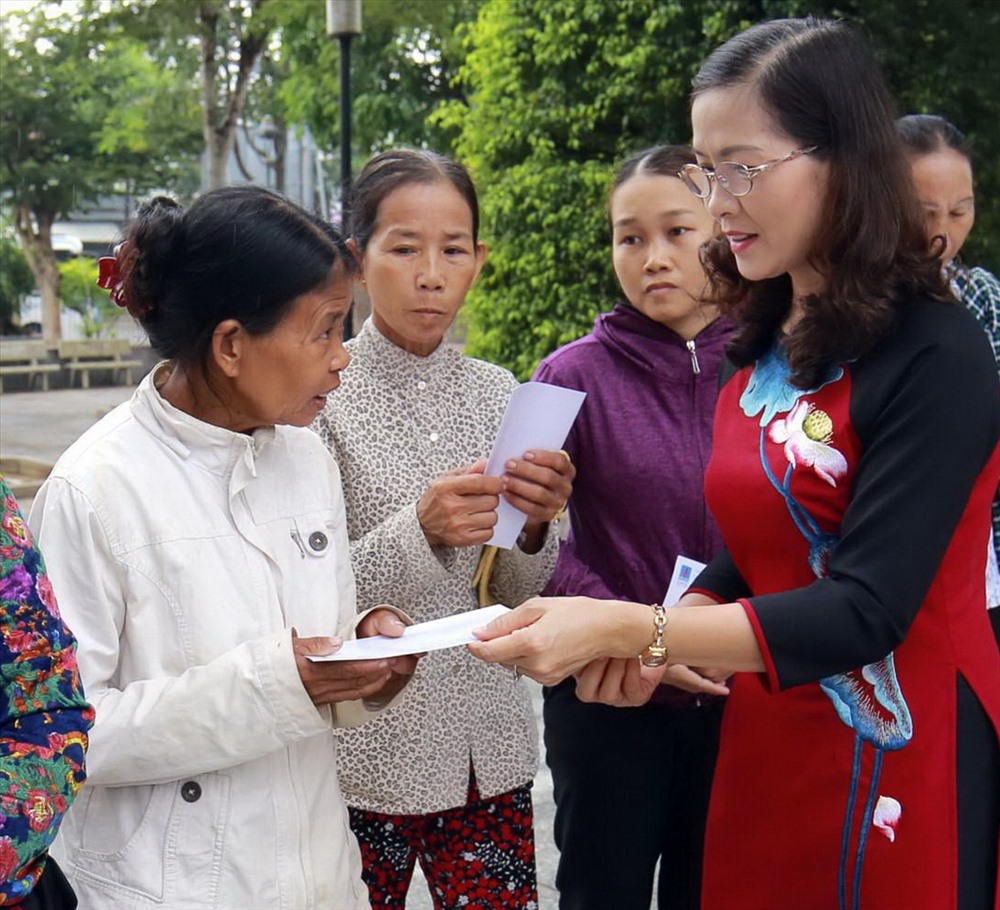 Đại diện Ban nữ công CĐ PV GAS (phải) thăm tặng quà phụ nữ có hoàn cảnh khó khăn tại tỉnh Bà Rịa - Vũng Tàu. Ảnh PV GAS cung cấp.