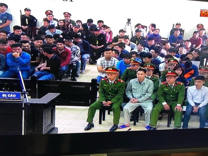 Sáng nay (5.3), TAND cấp cao tại Hà Nội chính thức mở phiên tòa xét xử phúc thẩm theo đơn kháng nghị của VKSND tỉnh Phú Thọ và kháng cáo của các bị cáo trong vụ án đánh bạc nghìn tỉ liên quan hai cựu tướng ngành công an.  