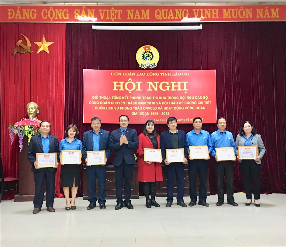 Chủ tịch LĐLĐ tỉnh Lào Cai Nguyễn Hữu Long trao tặng bằng khen cho các tập thể.