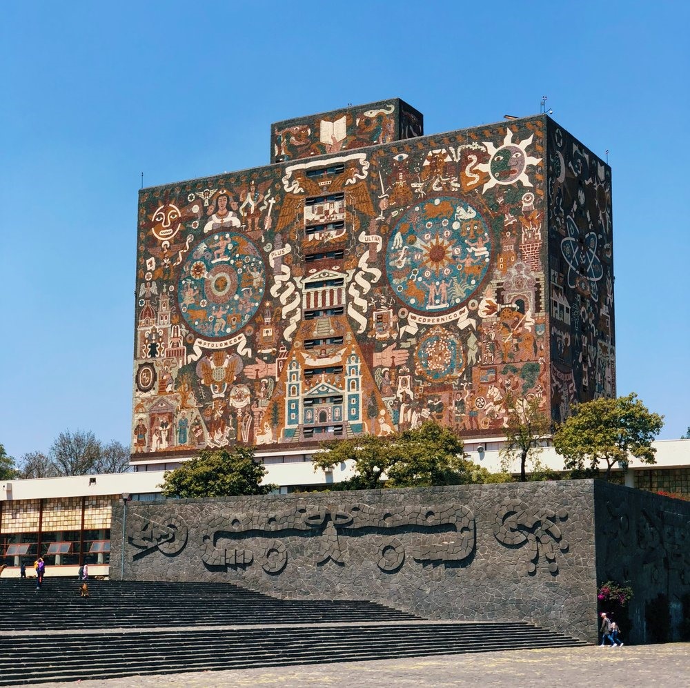 Những chi tiết thể hiện lịch sử, văn hóa Mexico được khắc họa bên ngoài tòa nhà biểu tượng của UNAM. Ảnh: Jorgediegoetienne