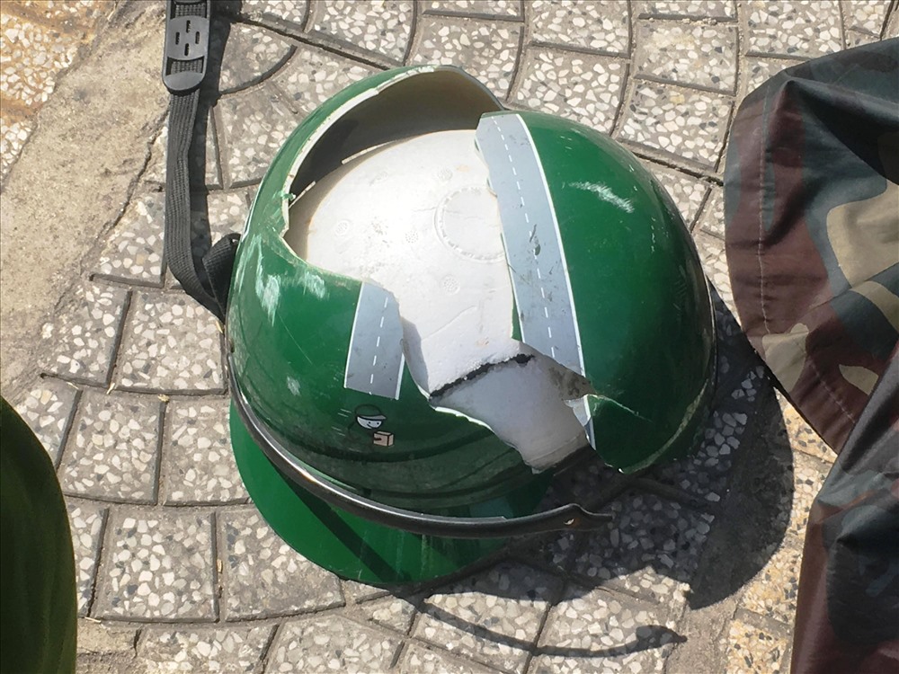 Chiếc mũ bảo hiểm có chữ Grab của nạn nhân bị vỡ toát. Ảnh: T.S