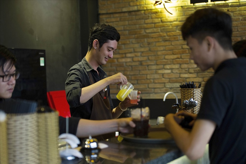Nhân viên pha chế thức uống tại quầy bar