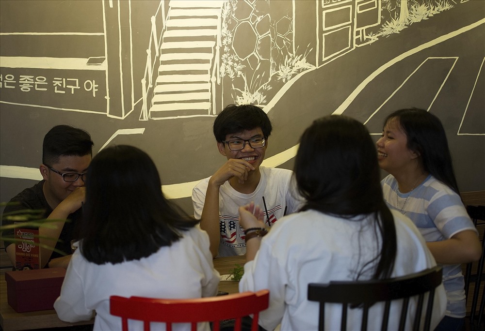 Khách thưởng thức ẩm thực tại quán