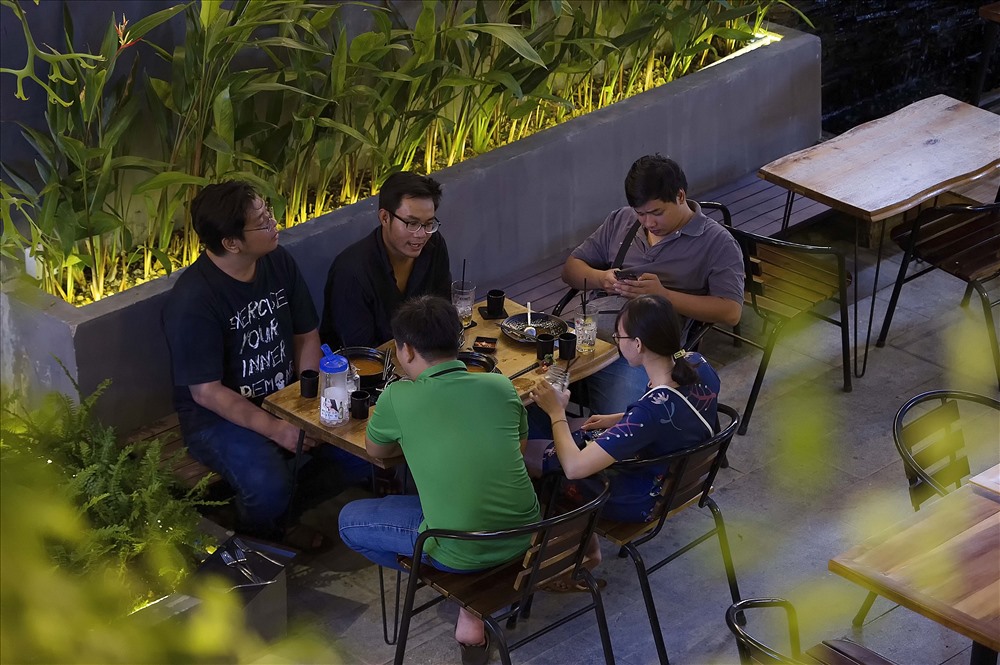 Khách thưởng thức ẩm thực tại quán