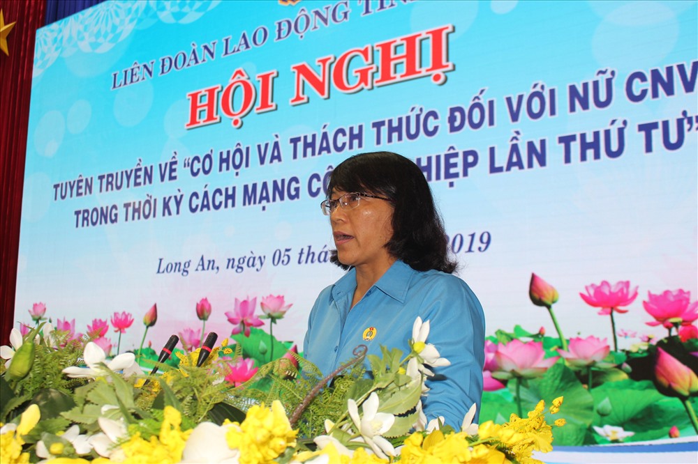 Phó Chủ tịch LĐLĐ tỉnh Long An  bà Lê Thị Thu Cúc - ôn lại ý nghĩa lịch sử ngày 8.3 và truyền thống phụ nữ Việt Nam.