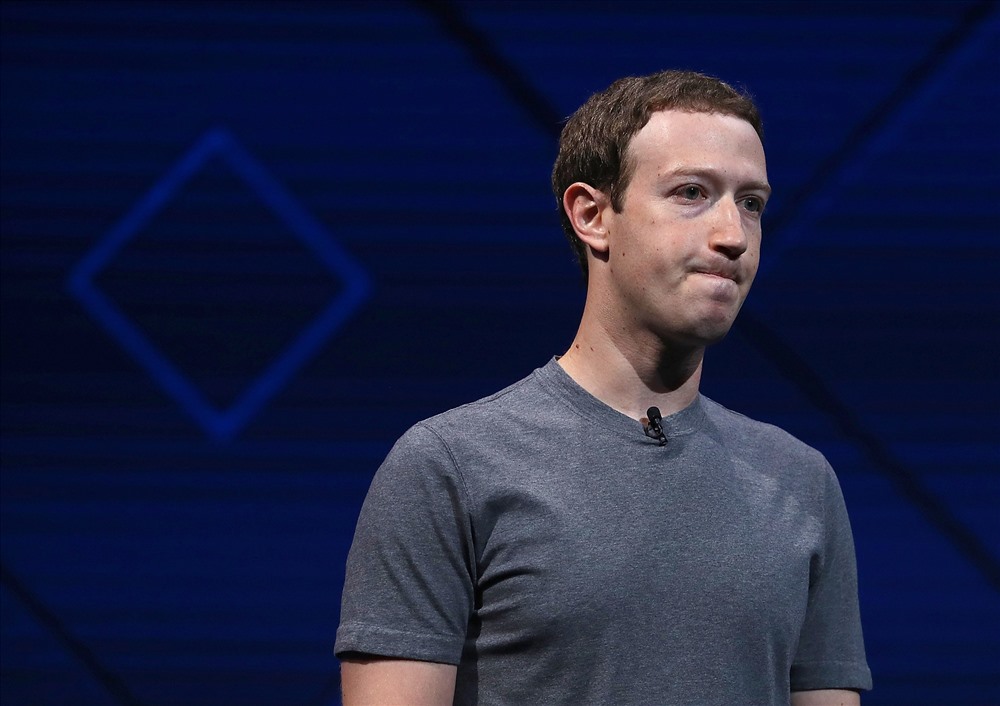 Mark Zuckerberg (34 tuổi, tại Palo Alto, California, Mỹ), là đồng sáng lập và hiện là Chủ tịch và CEO của Facebook. Tài sản của Mark Zuckerberg đang là 62,3 tỷ USD, giảm mạnh so với 71 tỷ USD năm ngoái  