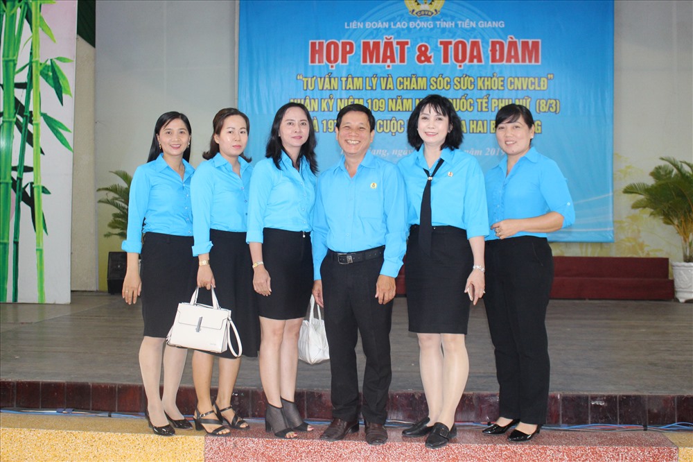 Cán bộ nữ LĐLĐ huyện Cái Bè chụp ảnh lưu niệm với lãnh đạo LĐLĐ tỉnh.