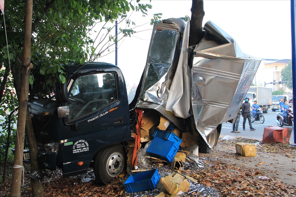 Xe tải bẹp dúm cắm đầu vào gốc cây, tài xế bị thương nặng.