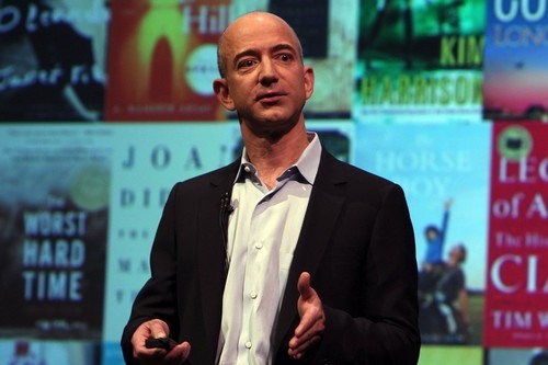 Amazon.com không phải là một cái tên chưa biết trong thương mại điện tử. CEO của gã thương mại điện tử này hiện đang người giàu có nhất hành tinh với khối tài sản lên đến 131 tỉ USD (Theo  Forbes).