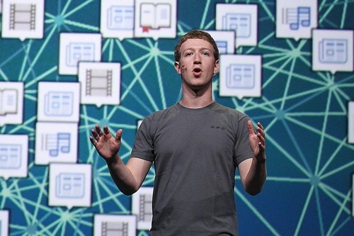 Mark Zuckerberg, 31 tuổi và là CEO của Facebook, mạng truyền thông xã hội lớn nhất thế giới. Facebook liên tục sử dụng các chiến lược mới để tăng doanh thu và giá cổ phiếu - một cách hợp pháp. Theo cập nhật mới nhất của  Forbes, CEO Facebook hiện là người giàu thứ 8 trên thế giới với khối tài sản 62,3 tỉ USD.