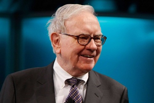 2. Warren Buffett - Giám đốc điều hành của Berkshire Hathaway: Hiện đang ở tuổi 85 nhưng vị giám đốc của Berkshire Hathaway đã mua cổ phiếu từ năm 11 tuổi. Ông là nhà đầu tư tài năng khi đã đầu tư dài hạn vào các công ty như Coca-cola và American Express. Ông là ông trùm trong giới kinh doanh với thương vụ mua lại Công ty Precision Castparts. Ông hiện có khối tài sản cá nhân lên tới 82,5 tỉ USD. Cùng với tỉ phú Bill Gates đồng sáng lập Giving Pledge trong đó Warren Buffett đã đóng góp 21,5 tỉ USD.