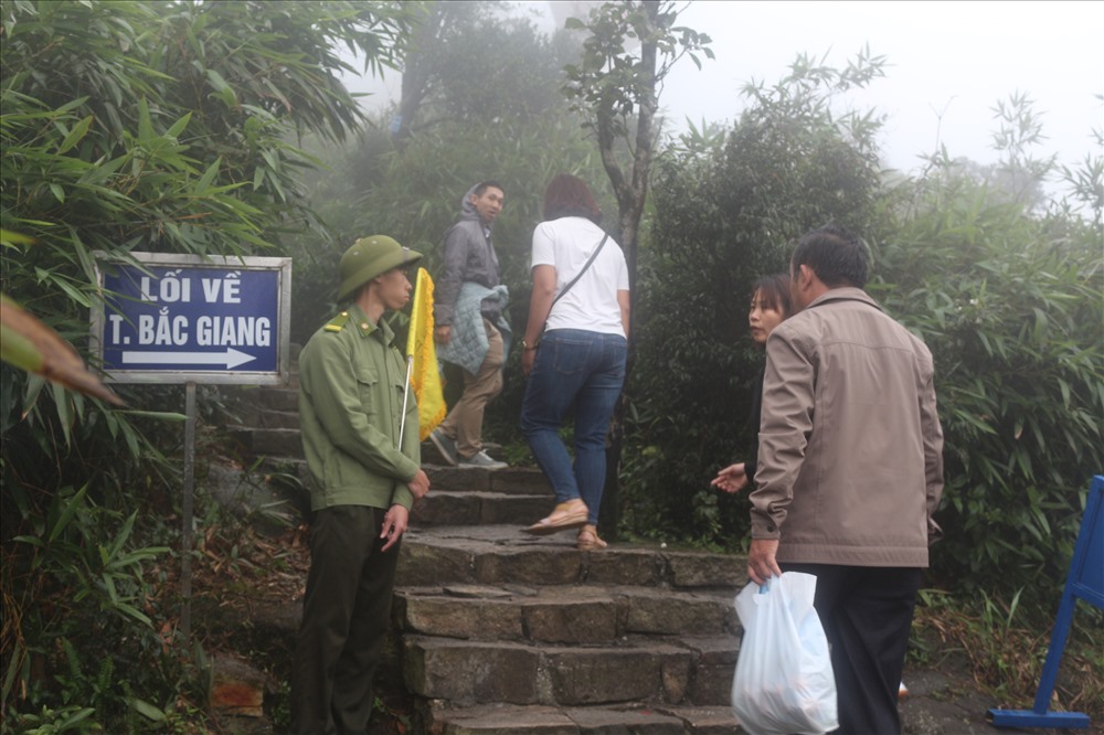 Lối về Bắc Giang trên đỉnh Yên Tử. Ảnh: Nguyễn Hùng