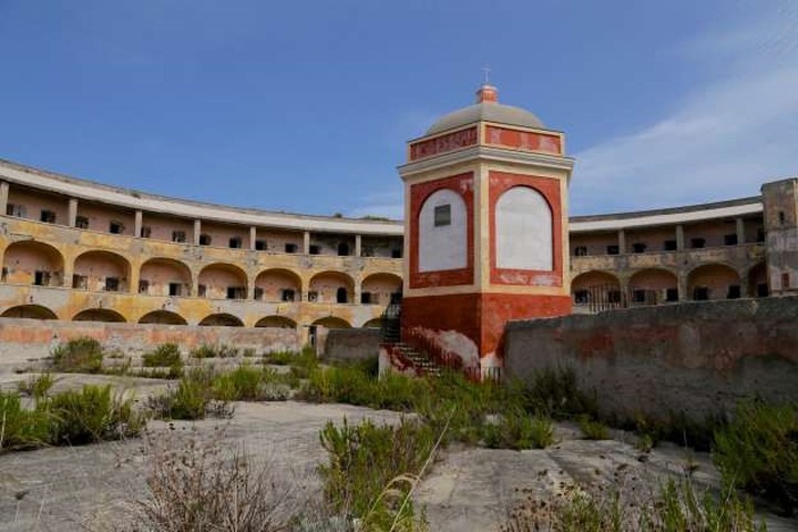 Nhà tù trên đảo Santo Stefano, Lazio, Italy bị đóng cừa vào năm 1965.  