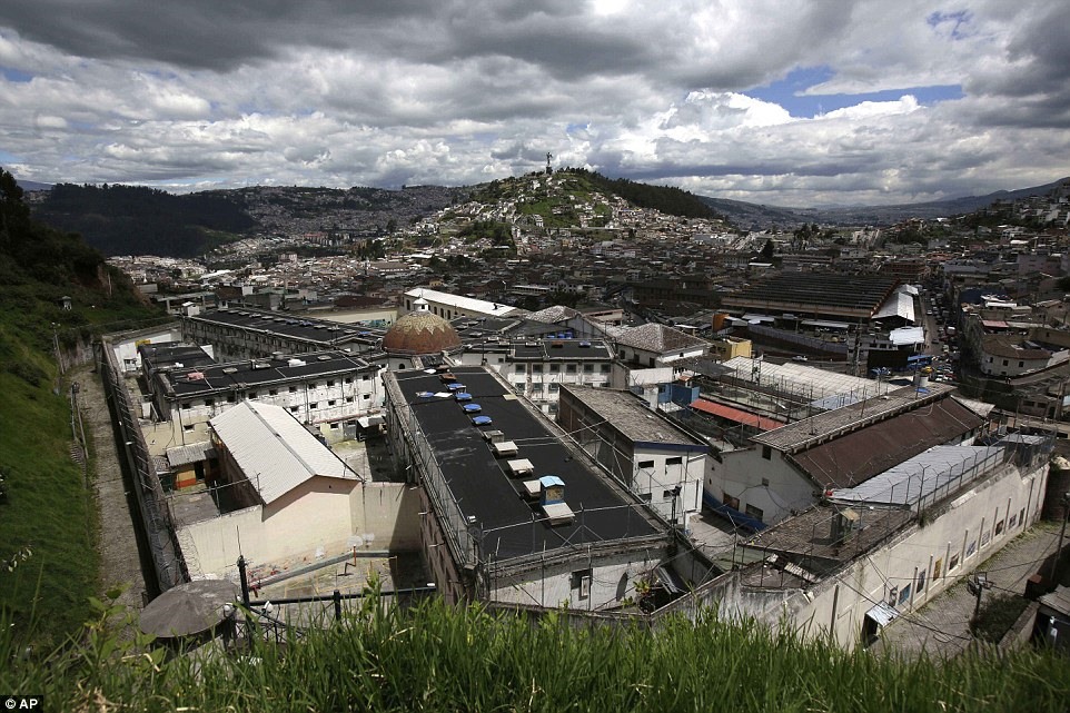 Nhà tù Garcia Moreno, Ecuador, được xây dựng hơn 140 năm về trước, có thể chứa khoảng 300 tù nhân cùng một lúc. Tuy nhiên, số tù nhân bị giam giữ thường gấp 8 lần so với quy định và vượt quá 2.500. Ảnh: Daily Mail 