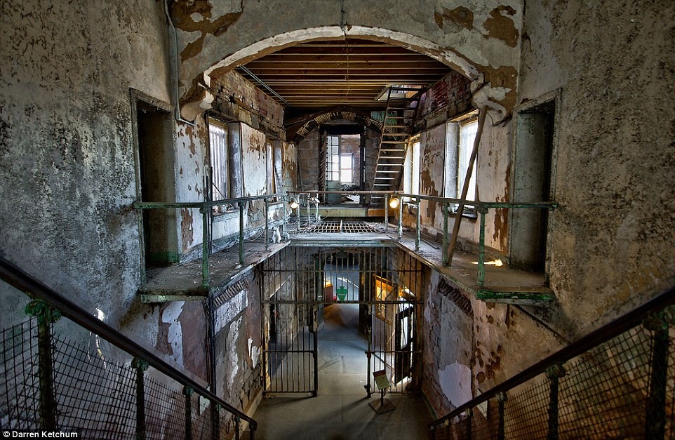 Nhà tù Eastern State Penitentiary ở Philadelphia, Pennsylvania, Mỹ. Nó được mở cửa vào năm 1820 và được coi là hình mẫu về giáo dục chứ không phải là trừng phạt. Tại nhà tù này các tù nhân bị giam giữ riêng lẻ.  