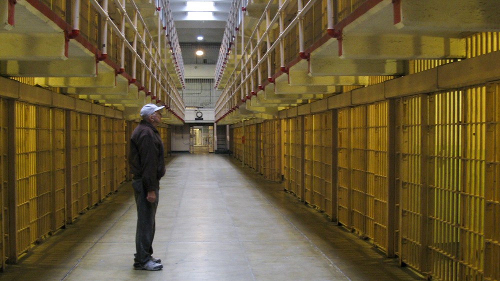 Nơi đây từng giam giữ 1.500 tên tội phạm khét tiếng nhất. Tuy nhiên nó đã bị đóng cửa vào ngày 21.3.1963 vì chi phí bảo trì quá cao.  