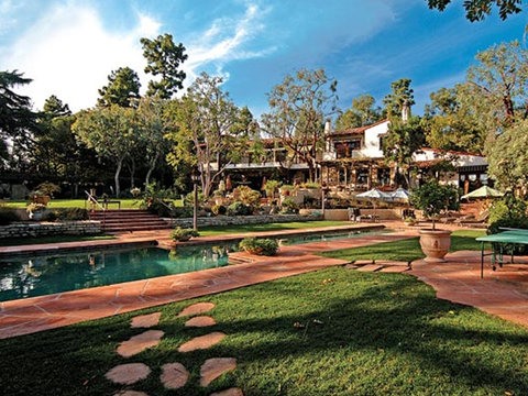 Bezos cũng sở hữu một biệt thự theo phong cách Tây Ban Nha ở Beverly Hills, California.  