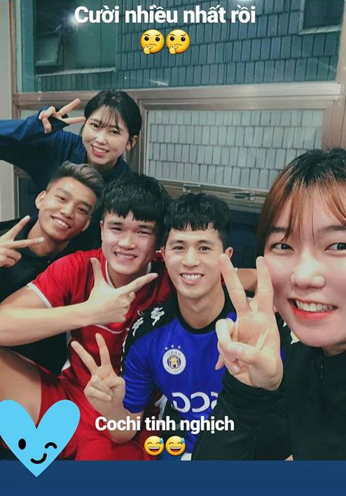 Các cầu thủ và những người bạn Hàn Quốc.  