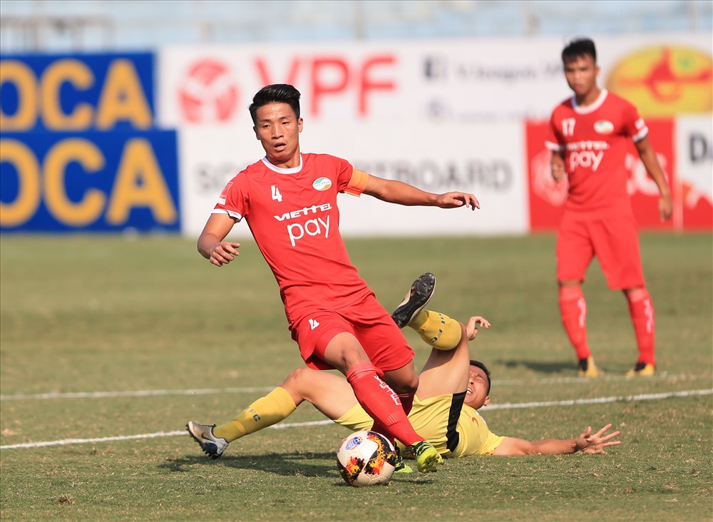 Bùi Tiến Dũng sẽ đối đầu với nhiều đồng đội tuyển Việt Nam ở trận đấu tối nay. 