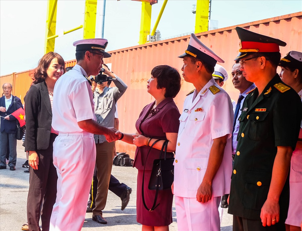 Đón đoàn tại cầu cảng Tiên Sa có đại diện Sở Ngoại vụ TP Đà Nẵng, Bộ Tư lệnh Quân khu 5, Vùng 3 hải quân, Bộ chỉ huy Bộ đội Biên phòng Đà Nẵng.