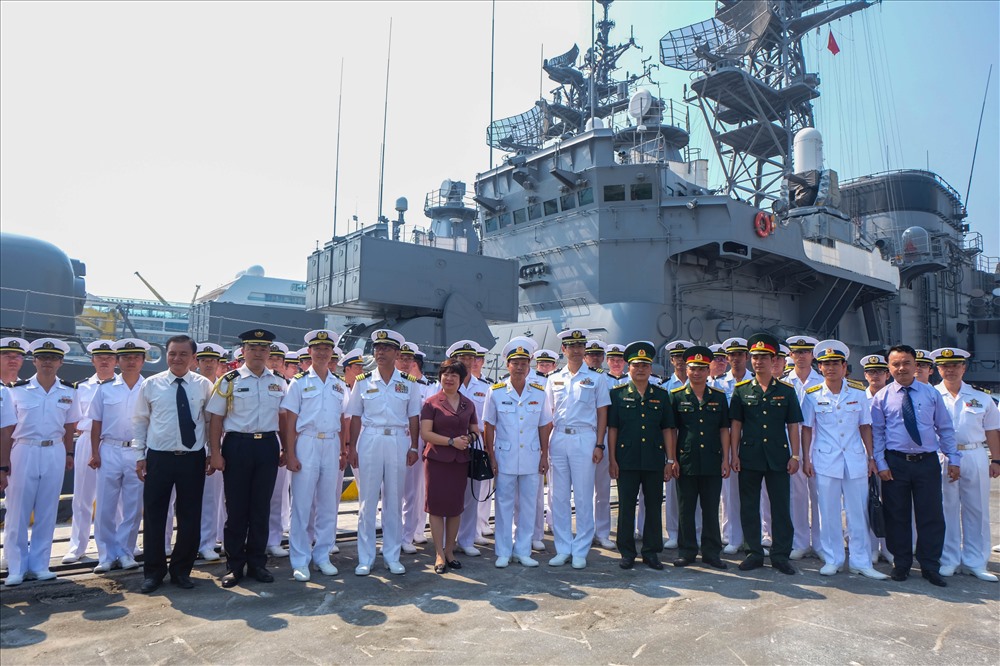 Chụp ảnh lưu niệm cùng với sỹ quan và thủy thủ tàu huấn luyện của lực lượng tự vệ trên biển Nhật Bản.