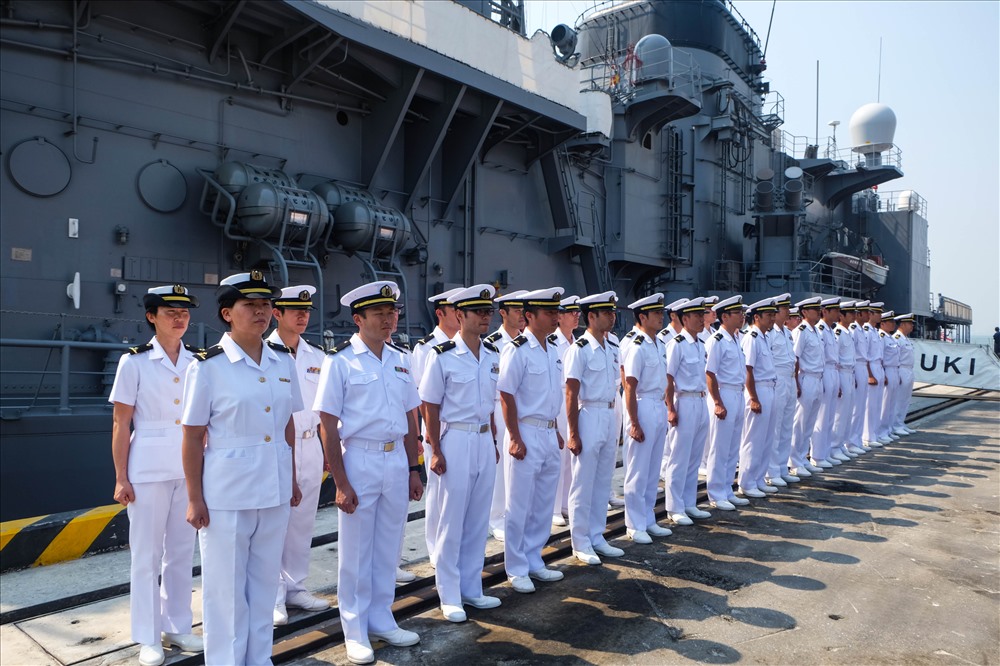 Sỹ quan và thủy thủ tàu huấn luyện lực lượng tự vệ trên biển Nhật Bản.