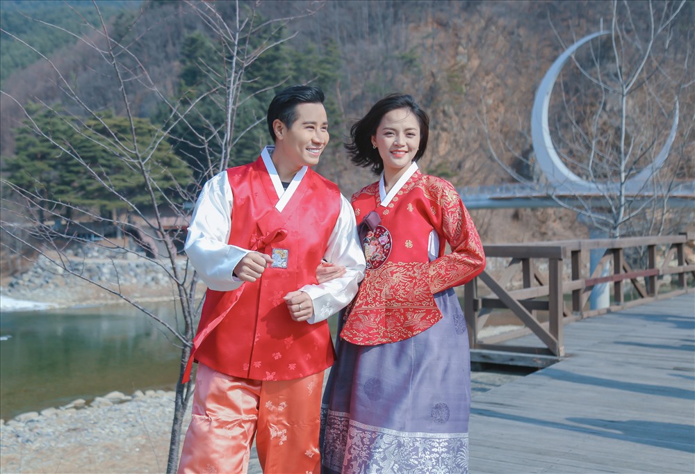 Mặc dù mới gặp gỡ và cộng tác lần đầu tiên, MC Nguyên Khang và “My Sói” Thu Quỳnh luôn có sự ăn ý khi mặc bộ đồ Hanbook của Hàn Quốc để thực hiện những thước phim đẹp. Ảnh: NVCC. 