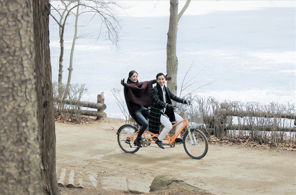  hay đi xe đạp đôi, đuổi bắt nhau giữa khung cảnh tuyệt đẹp của hai hàng cây trong phim bản tình ca mùa đông.