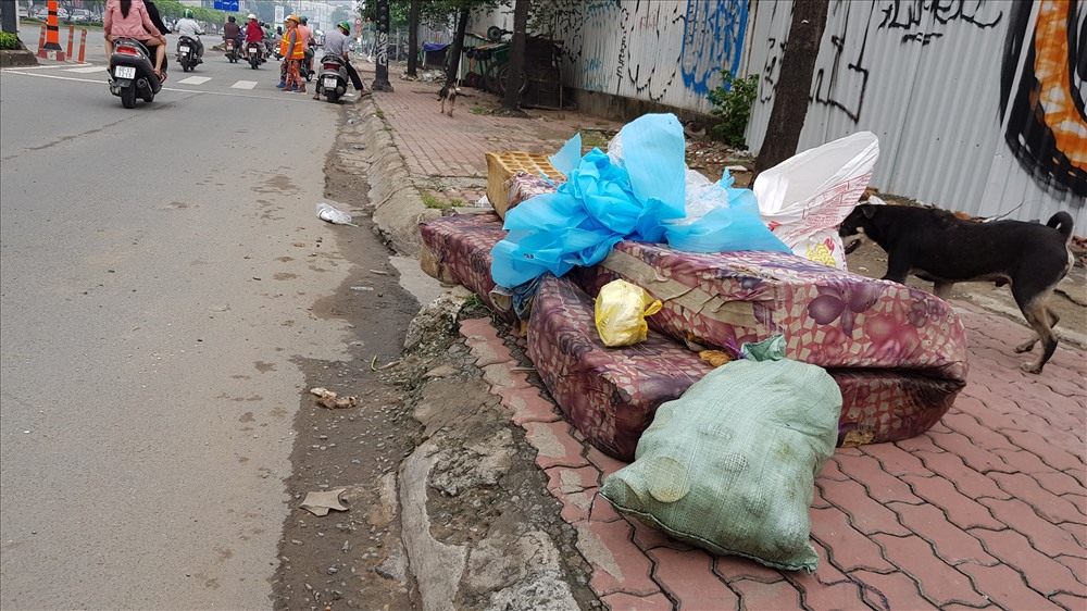 Tình trạng người dân vứt rác ra đường đang diễn ra khá phổ biến. Ảnh: Trường Sơn