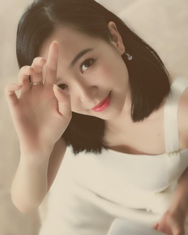 Bên ngoài nữ diễn viên Kim Oanh sở hữu nhan sắc ngọt ngào và phong cách thời trang nhẹ nhàng, nữ tính. 