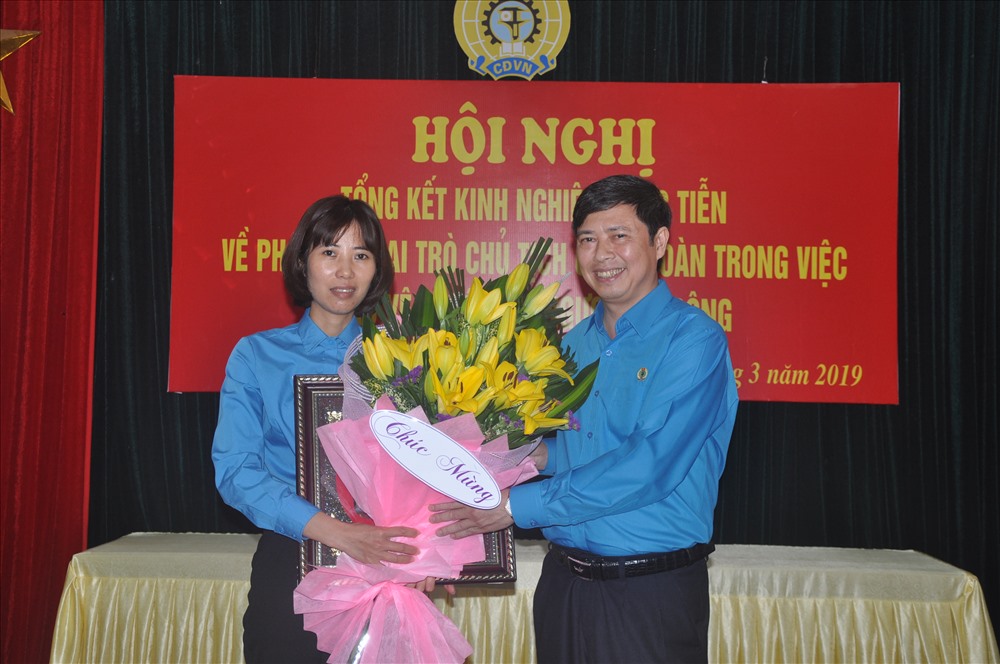 Chủ tịch LĐLĐ tỉnh Bắc Giang Nguyễn Văn Cảnh tặng hoa chị Phạm Thị Lụa, nguyên Chủ tịch CĐ Cty Trường Thành. 