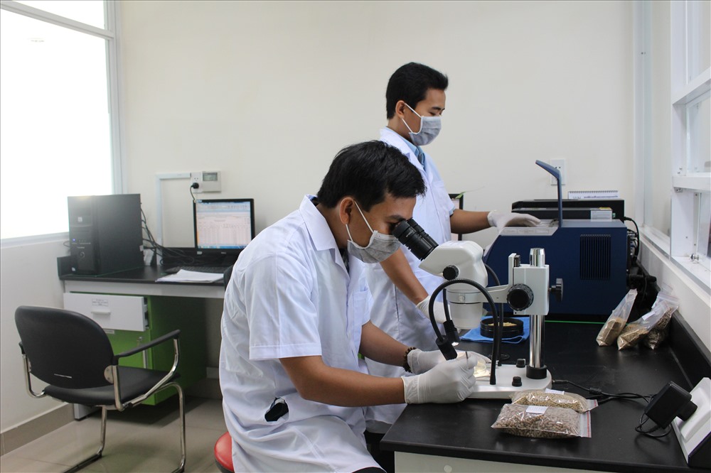 Nguồn nguyên liệu được kiểm tra vi sinh bởi hệ thống phòng thí nghiệp hiện đại, đạt chuẩn ISO 17025.