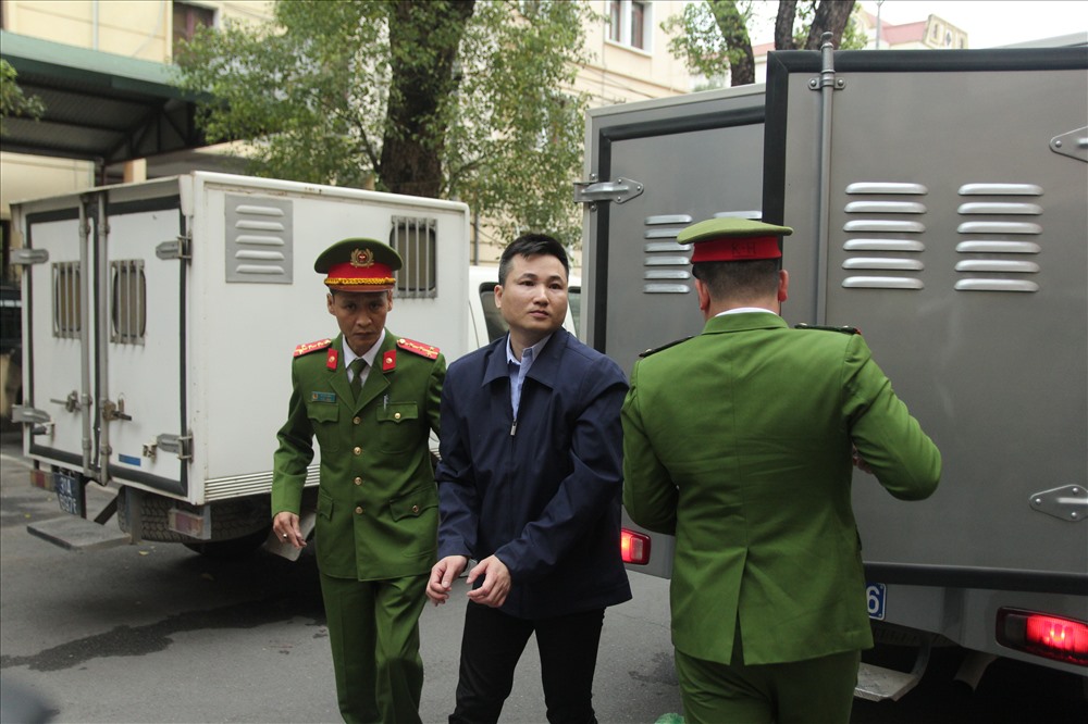 Cùng hầu tòa, bị cáo Phạm Đức Thế (SN 1981, ở Yên Khánh, Ninh Bình) bị truy tố về tội “Tàng trữ trái phép chất ma túy”.