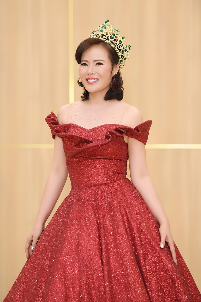 Trần Thị Hiền đăng quang Mrs Vietnam 2018 ở tuổi 49. 