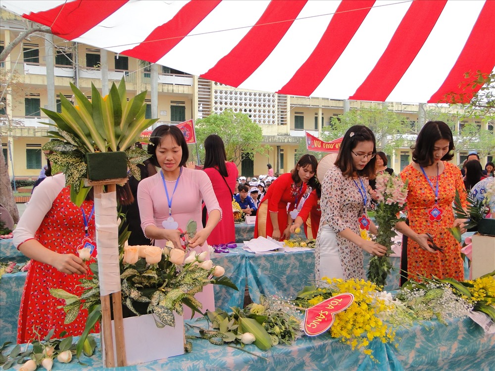 Các cô giáo thể hiện sự khéo léo qua các sản phẩm hoa.