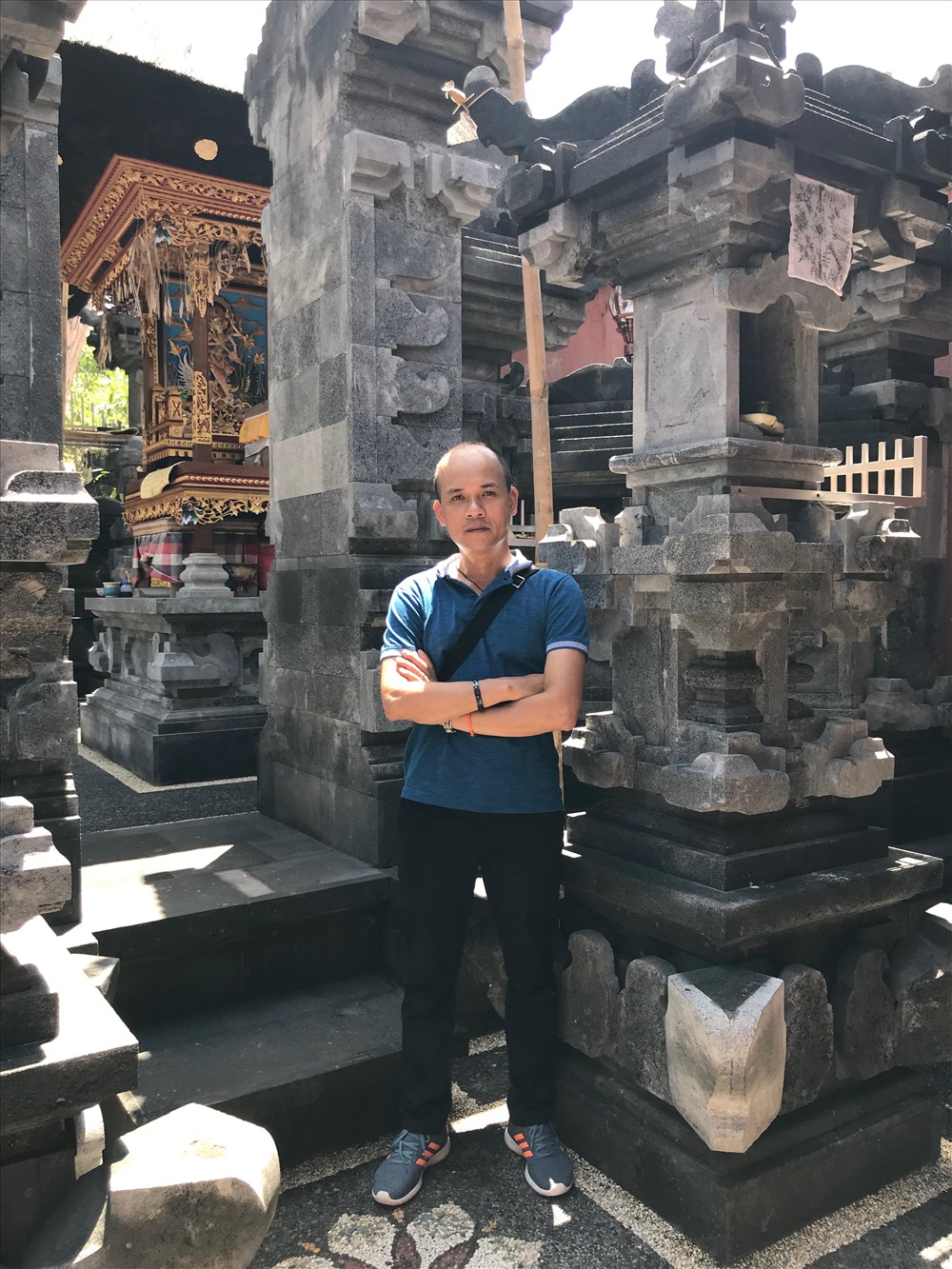 Tác giả trong một ngôi đền ở Bali