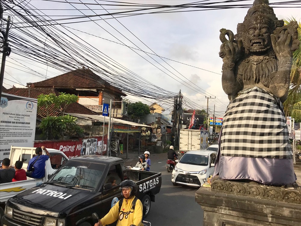 Thần linh ở khắp mọi nơi trên đường phố Bali. Ảnh: H.V.M