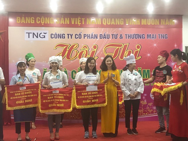 Đồng chí Hà Thị Thu Huyền U - Chủ tịch Công đoàn ngành Công Thương tỉnh Thái Nguyên - trao giải cho các đội thi.