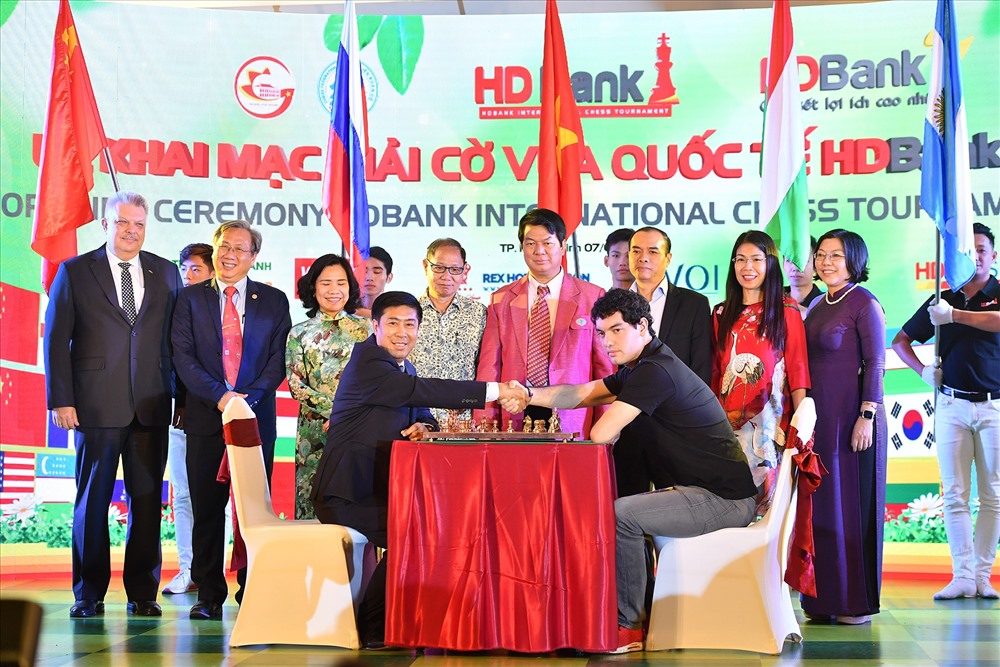 Ông Lê Thành Trung- Phó Tổng Giám đốc HDBank đã đi nước cờ khai cuộc với Đại Kiện tướng Mareco Sandro (Argentina), đương kim Vô địch Giải Cờ vua Quốc tế HDBank 2018.