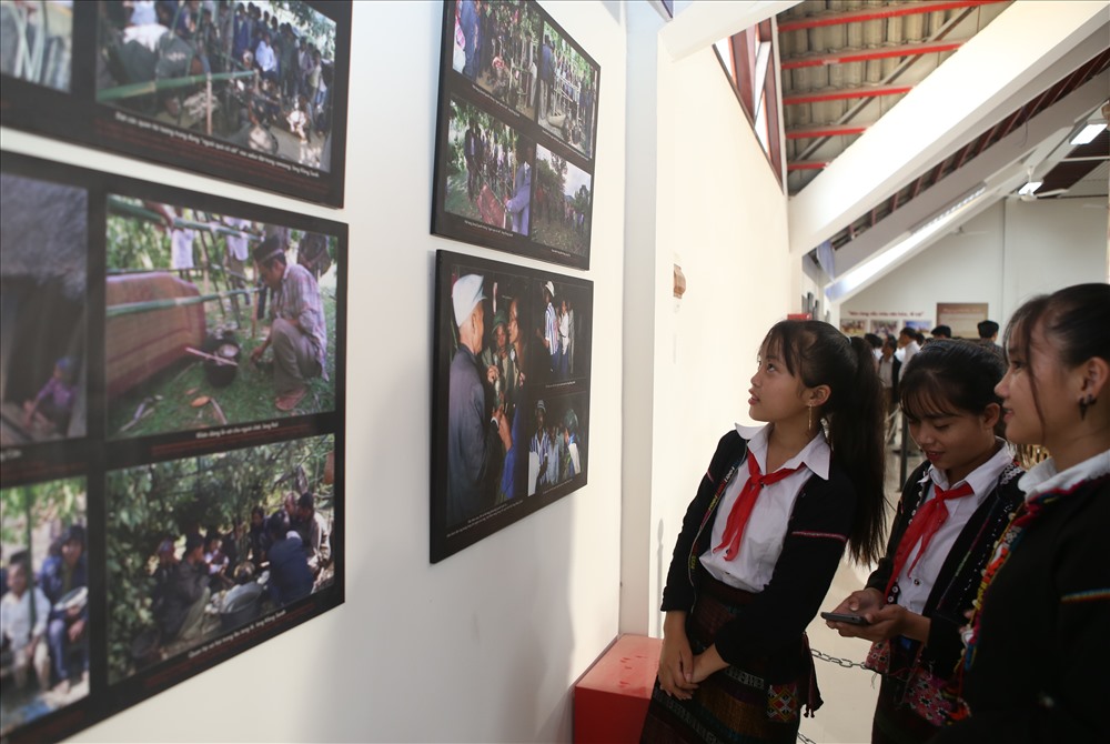 Những bức ảnh về cuộc sống, văn hóa của đồng bào Vân Kiều được trưng bày trên chính quê hương của đồng bào Vân Kiều, nên thu hút nhiều người đến xem. Ảnh: Hưng Thơ.